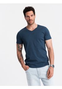 Ombre Clothing - Klasyczna męska bawełniana koszulka z dekoltem w serek BASIC – ciemnoniebieska V13. Typ kołnierza: dekolt w serek. Kolor: niebieski. Materiał: bawełna. Wzór: jednolity, ze splotem. Styl: klasyczny