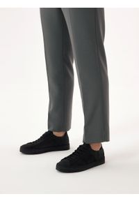 Kazar - Czarne trampki z nubuku w sportowym stylu. Wysokość cholewki: przed kostkę. Kolor: czarny. Materiał: nubuk. Szerokość cholewki: normalna #3