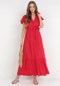 Born2be - Czerwona Sukienka Diomeira. Kolor: czerwony. Materiał: tkanina. Wzór: gładki, jednolity. Typ sukienki: kopertowe. Styl: klasyczny, elegancki. Długość: maxi
