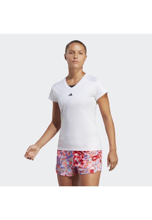 Adidas - Koszulka AEROREADY Train Essentials Minimal Branding V-Neck. Typ kołnierza: dekolt w serek. Kolor: biały. Materiał: poliester, materiał, elastan