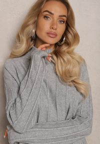 Renee - Szary Komplet z Tłoczonej Dzianiny z Wiskozą Sweter z Półgolfem i Dopasowana Spódnica Atteleia. Kolor: szary. Materiał: wiskoza, dzianina. Wzór: aplikacja