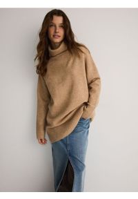 Reserved - Sweter z golfem - beżowy. Typ kołnierza: golf. Kolor: beżowy. Materiał: wełna, dzianina