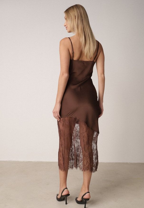 Born2be - Brązowa Koktajlowa Sukienka z Satyny Ozdobiona Koronką Palinca. Okazja: na co dzień, na imprezę. Kolor: brązowy. Materiał: koronka, satyna. Długość rękawa: na ramiączkach. Wzór: aplikacja, koronka. Styl: wizytowy