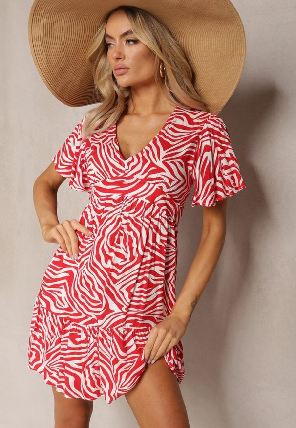 Renee - Czerwona Rozkloszowana Sukienka Mini z Wiskozy Ozdobiona Hipnotyzującym Printem Aluraisa. Kolor: czerwony. Materiał: wiskoza. Wzór: aplikacja, nadruk. Sezon: lato. Długość: mini
