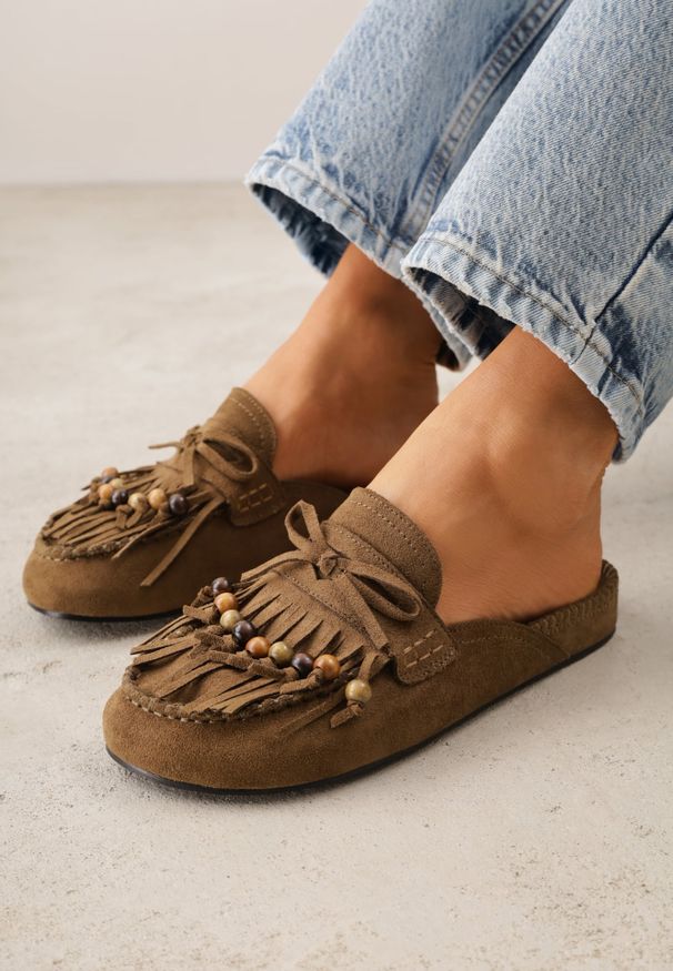 Renee - Ciemnobeżowe Klapki VICES Mule Ozdobione Frędzlami Koralikami i Kokardą Eathelena. Okazja: na plażę. Kolor: beżowy. Wzór: aplikacja. Sezon: lato