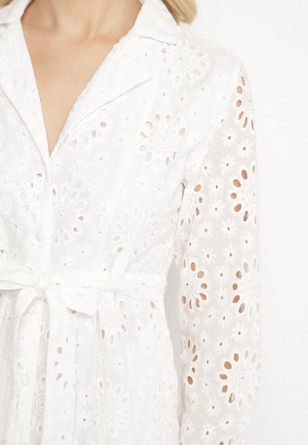 Born2be - Biała Koszulowa Sukienka z Ażurowym Wzorem i Paskiem Tanithiea. Okazja: na co dzień. Typ kołnierza: kołnierzyk klasyczny. Kolor: biały. Materiał: bawełna. Długość rękawa: długi rękaw. Wzór: ażurowy. Typ sukienki: koszulowe. Styl: klasyczny, casual, elegancki