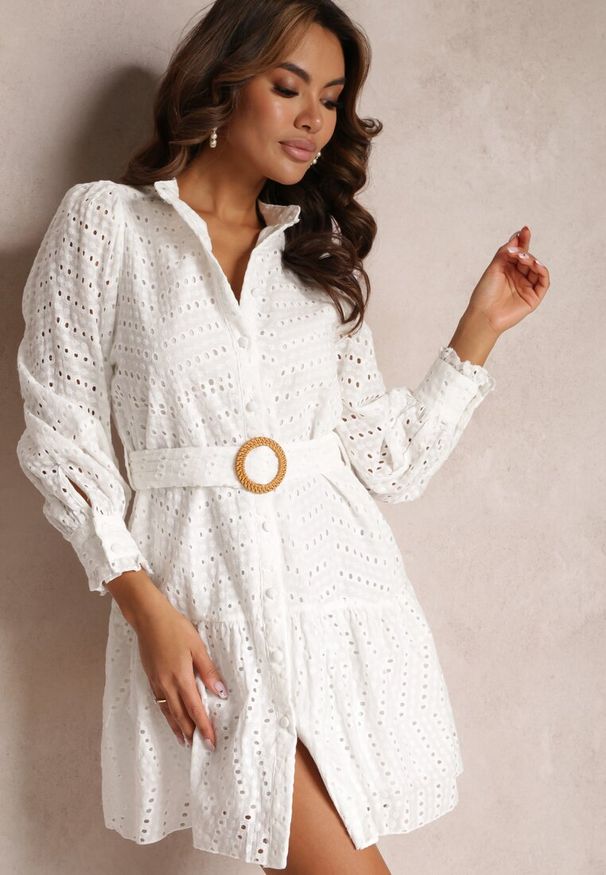 Renee - Biała Bawełniana Sukienka Koszulowa z Paskiem i Haftem z Drobnymi Wycięciami Clea. Typ kołnierza: kołnierz z falbankami. Kolor: biały. Materiał: bawełna. Wzór: haft. Typ sukienki: koszulowe