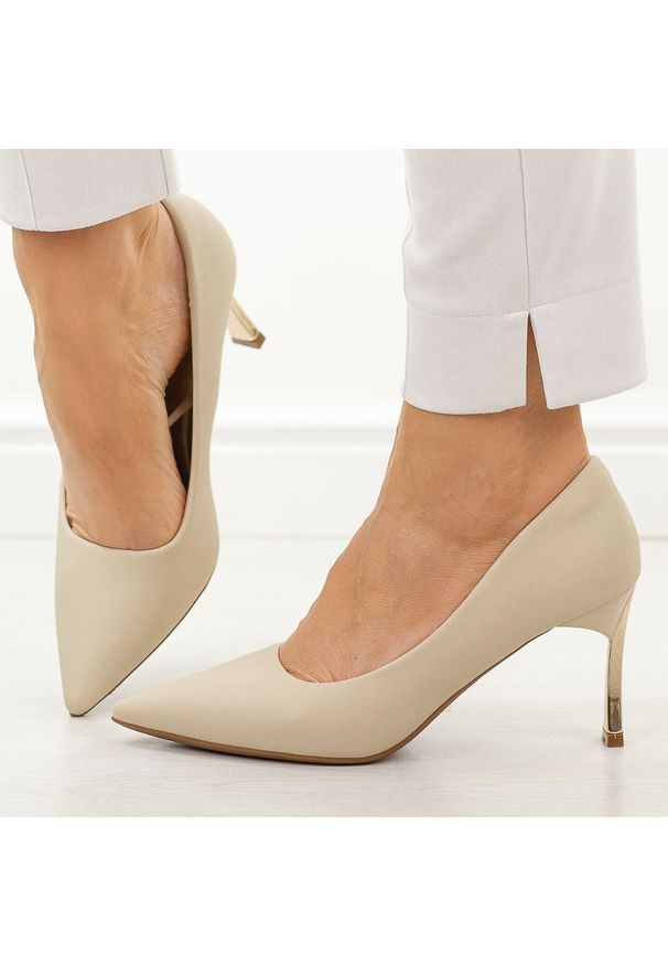 POTOCKI - Beżowe szpilki damskie Potocki 41306. Okazja: na co dzień, na komunię, na ślub cywilny, na wesele, na imprezę. Kolor: beżowy. Materiał: skóra. Szerokość cholewki: normalna. Sezon: wiosna, jesień, lato. Obcas: na szpilce. Styl: casual, elegancki, klasyczny, wizytowy. Wysokość obcasa: średni