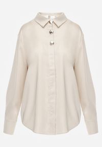 Renee - Jasnobeżowa Satynowa Koszula z Metalicznymi Guzikami w Eleganckim Stylu Lagulea. Kolor: beżowy. Materiał: satyna. Długość rękawa: długi rękaw. Długość: długie. Styl: elegancki #8