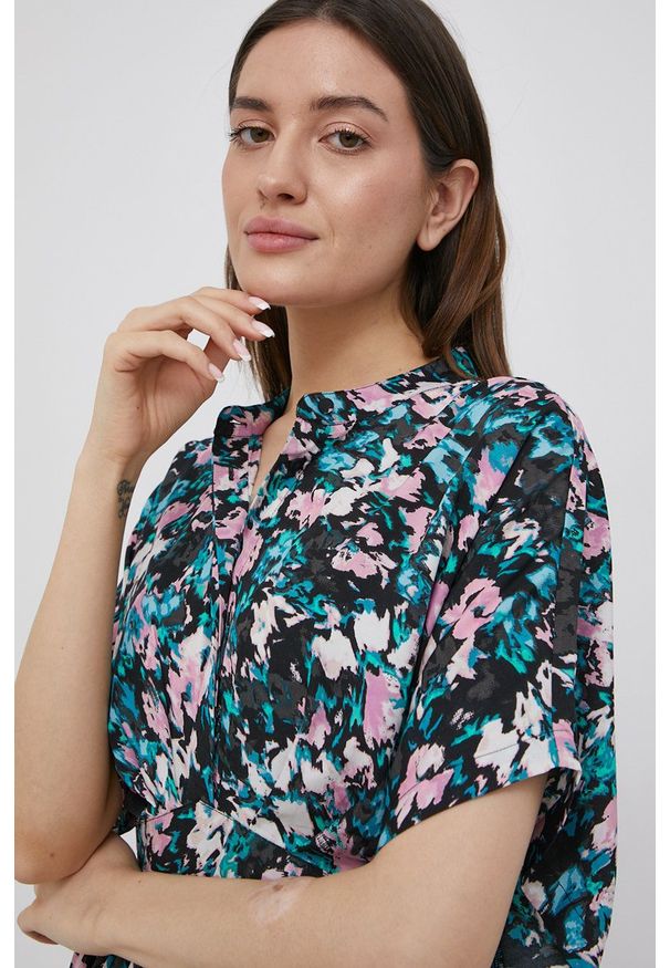 Vero Moda sukienka mini rozkloszowana. Typ kołnierza: kołnierzyk stójkowy. Materiał: poliester, tkanina. Długość rękawa: krótki rękaw. Typ sukienki: rozkloszowane. Długość: mini