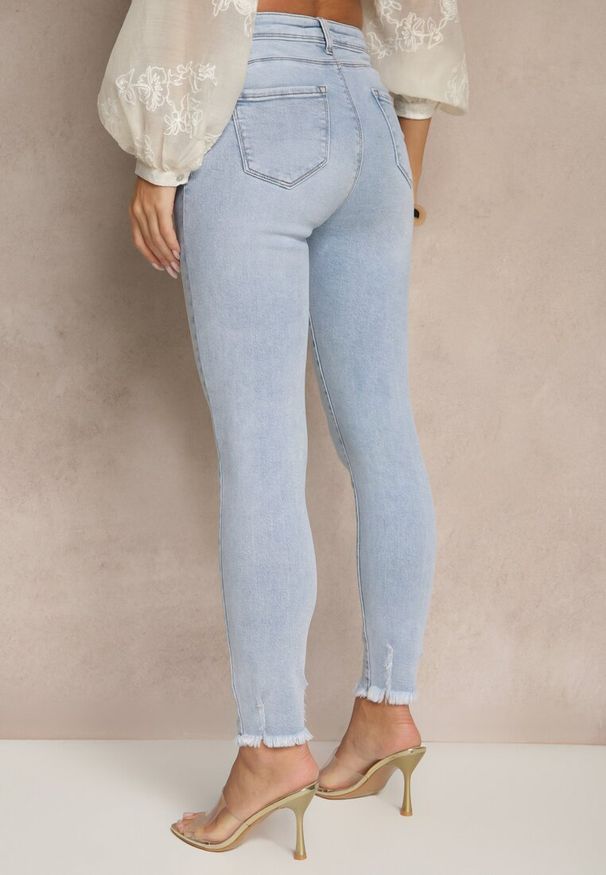 Renee - Jasnoniebieskie Jeansy o Fasonie Skinny Push Up Zdobione Przetarciami Salzeri. Okazja: na co dzień. Kolor: niebieski. Wzór: aplikacja. Styl: elegancki, casual