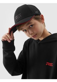 4f - Czapka z daszkiem strapback dziecięca 4F x Robert Lewandowski - czarna. Kolor: czarny. Materiał: materiał, tkanina. Wzór: nadruk. Sezon: lato. Styl: młodzieżowy, sportowy #1