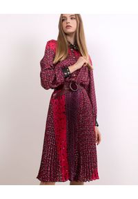 CATERINA - Wzorzysta sukienka z paskiem. Kolor: różowy, wielokolorowy, fioletowy. Długość: midi #1