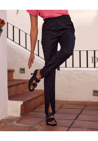 MOTIVE&MORE - Czarne spodnie Zoe. Stan: podwyższony. Kolor: czarny. Materiał: materiał. Styl: klasyczny
