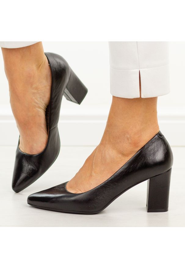 Czarne skórzane czółenka damskie na słupku Sergio Leone Pb414. Okazja: na spotkanie biznesowe, na co dzień. Kolor: czarny. Materiał: skóra. Sezon: jesień, wiosna, lato. Obcas: na słupku. Styl: klasyczny, biznesowy, elegancki, casual, wizytowy. Wysokość obcasa: średni