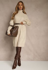 Renee - Jasnobeżowa Sukienka Sweterkowa z Golfem Wełną Bawełną i Ozdobnym Splotem Reilenea. Okazja: na imprezę. Typ kołnierza: golf. Kolor: beżowy. Materiał: wełna, bawełna. Wzór: ze splotem. Styl: elegancki #3