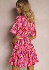 Renee - Różowa Rozkloszowana Sukienka o Koszulowym Kroju z Paskiem w Talii w Abstrakcyjny Wzór Farae. Kolor: różowy. Typ sukienki: koszulowe #4
