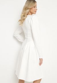Born2be - Biała Rozkloszowana Sukienka z Usztywnianymi Miseczkami Tillimara. Kolor: biały. Typ sukienki: dopasowane #5