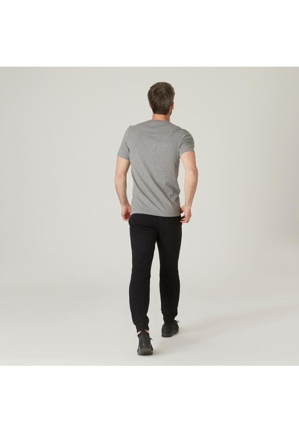 DOMYOS - Koszulka z krótkim rękawem męska Domyos Gym & Pilates 500 slim. Kolor: szary. Materiał: bawełna, materiał, poliester, elastan. Długość rękawa: krótki rękaw. Długość: krótkie. Sport: joga i pilates