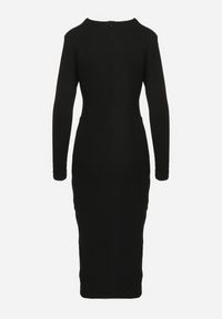 Born2be - Czarna Sukienka z Wiskozą Marszczona po Bokach z Usztywnionymi Ramionami Zeiena. Okazja: na co dzień. Kolor: czarny. Materiał: wiskoza. Długość rękawa: długi rękaw. Typ sukienki: proste. Styl: klasyczny, casual #2