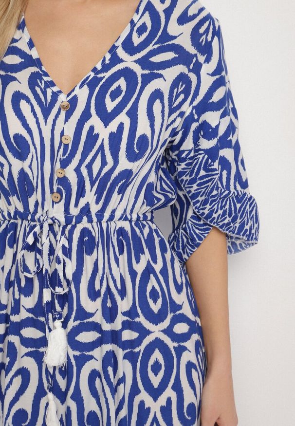 Born2be - Niebieska Sukienka Bawełniana w Ornamentalny Wzór z Gumką w Talii Orrielle. Okazja: na co dzień. Typ kołnierza: dekolt w serek. Kolor: niebieski. Materiał: bawełna. Typ sukienki: sportowe. Styl: casual, sportowy