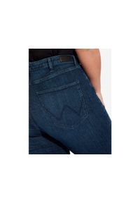 Wrangler - SPODNIE DAMSKIE WRANGLER STRAIGHT PLUS STRETCH DARK W24TWX053. Kolekcja: plus size #3