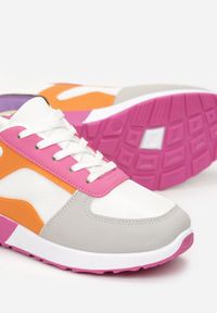 Born2be - Biało-Różowe Sneakersy z Kolorowymi Naszywkami i Błyszczącymi Lamówkami Aihara. Kolor: biały. Wzór: kolorowy, aplikacja