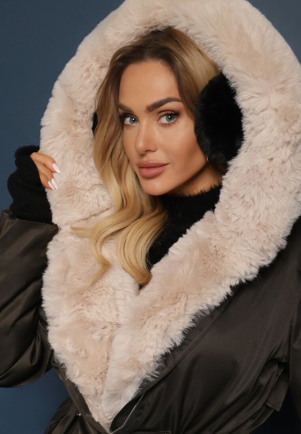 Renee - Ciemnozielona Długa Kurtka Parka Nylonowa Płaszcz z Futrzanymi Wstawkami Rinale. Kolor: zielony. Materiał: nylon, futro. Długość: długie