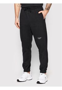 Calvin Klein Jeans Spodnie dresowe J30J320590 Czarny Regular Fit. Kolor: czarny. Materiał: bawełna
