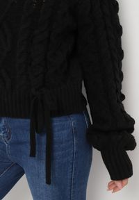 Born2be - Czarny Klasyczny Sweter ze Ściągaczami i Ozdobnym Sznurowaniem Nabira. Kolor: czarny. Styl: klasyczny