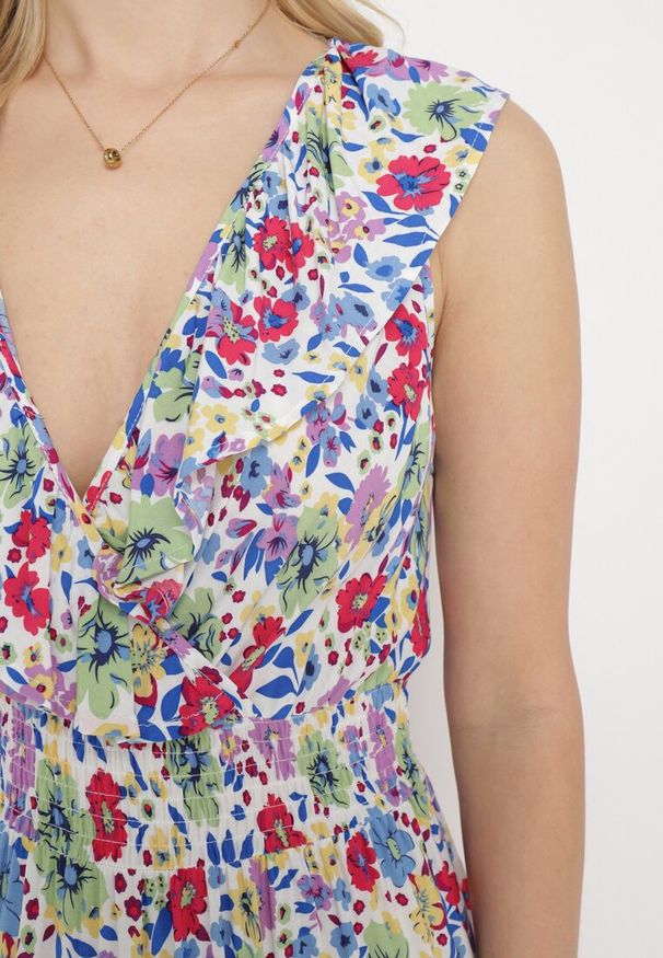 Born2be - Biało-Zielona Sukienka Maxi z Trójkątnym Dekoltem i Kwiatowym Motywem z Falbanką Moraila. Typ kołnierza: dekolt w serek. Kolor: biały. Wzór: kwiaty. Sezon: wiosna, lato. Długość: maxi