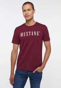 Mustang - MUSTANG STYLE ALEX C LOGO TEE MĘSKI T-SHIRT KOSZULKA NADRUK ZINFANDEL 1013221 7184. Długość rękawa: krótki rękaw. Długość: krótkie. Wzór: nadruk #1