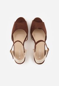 Renee - Brązowe Sandały na Koturnie Ozdobionym Plecionką z Juty Admerla. Okazja: na co dzień. Zapięcie: pasek. Kolor: brązowy. Materiał: len, materiał. Wzór: aplikacja. Sezon: lato. Obcas: na koturnie. Styl: casual, elegancki, wakacyjny #6