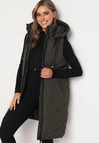 Born2be - Ciemnozielona Pikowana Kamizelka na Suwak z Kapturem i Sznurkami Mivissea. Typ kołnierza: kaptur. Kolor: zielony. Styl: elegancki, sportowy #1