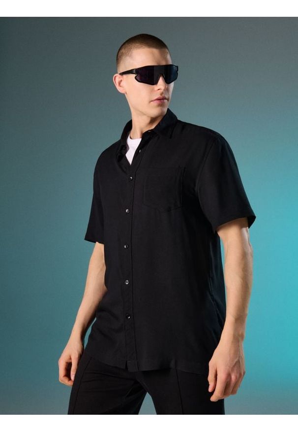 Sinsay - Wiskozowa koszula z krótkim rękawem - czarny. Kolor: czarny. Materiał: wiskoza. Długość rękawa: krótki rękaw. Długość: krótkie