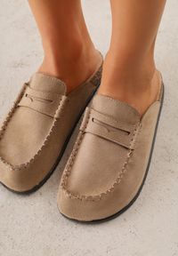Renee - Ciemnobeżowe Klapki Mule na Podeszwie z Korka z Ozdobnymi Przeszyciami Chionessa. Okazja: na co dzień. Kolor: beżowy. Styl: retro, casual #4