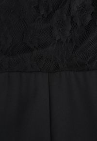 Renee - Czarny Koronkowy Kombinezon VICES na Krótki Rękaw z Nogawkami Typu Flare Blitze. Kolor: czarny. Materiał: koronka. Długość rękawa: krótki rękaw. Długość: krótkie. Wzór: koronka. Styl: elegancki #2