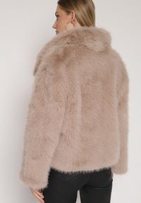 Born2be - Beżowa Jednorzędowa Kurtka Futerko z Szerokim Kołnierzem Conellia. Okazja: na co dzień. Kolor: brązowy. Materiał: futro. Styl: casual, elegancki #3
