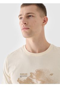 4f - 4F T-shirt regular z nadrukiem męski - beżowy XXL. Okazja: na co dzień. Kolor: beżowy. Materiał: bawełna, jersey, dzianina. Długość rękawa: krótki rękaw. Długość: krótkie. Wzór: nadruk. Styl: sportowy, klasyczny, casual