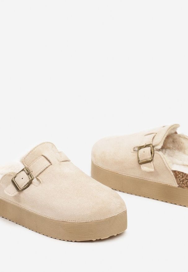 Born2be - Beżowe Klapki na Grubej Podeszwie z Futerkiem i Klamrą Sinilith. Okazja: na co dzień. Kolor: beżowy. Materiał: futro. Styl: elegancki, casual