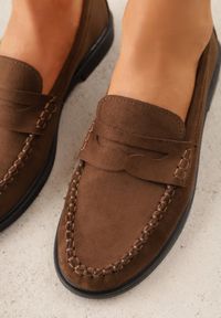 Renee - Ciemnobrązowe Mokasyny VICES z Wkładką ze Skóry Naturalnej i Przeszyciami Astanie. Kolor: brązowy. Materiał: skóra. Sezon: wiosna. Styl: elegancki #8