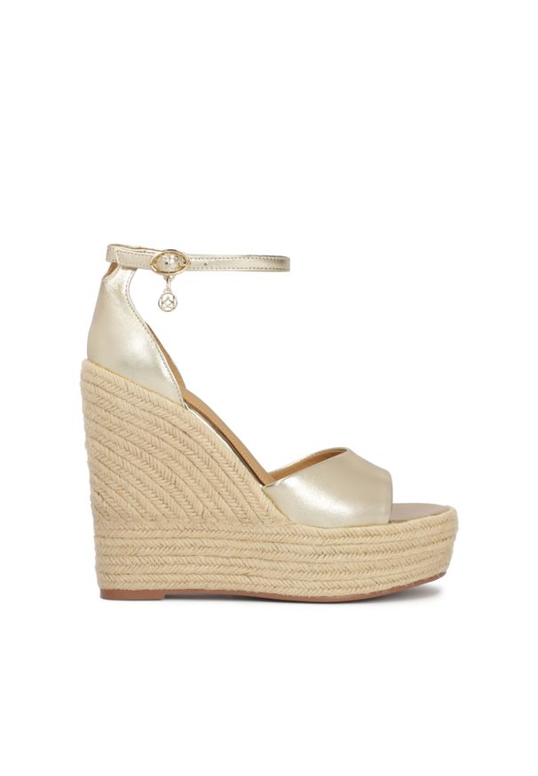 Kazar - Skórzane złote sandały na koturnie. Okazja: na co dzień. Zapięcie: pasek. Kolor: złoty. Materiał: skóra. Obcas: na koturnie. Styl: elegancki, casual