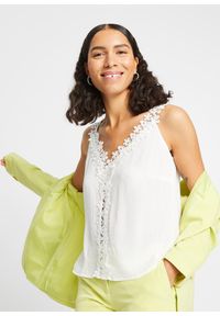 bonprix - Top bez rękawów z kreszowanego materiału. Typ kołnierza: dekolt w serek. Kolor: biały. Materiał: materiał, koronka. Długość rękawa: bez rękawów. Wzór: koronka #1