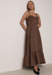 Born2be - Brązowa Bawełniana Sukienka o Rozkloszowanym Kroju na Wiązanych Ramiączkach Milalisa. Okazja: na co dzień. Typ kołnierza: dekolt gorset. Kolor: brązowy. Materiał: bawełna. Długość rękawa: na ramiączkach. Typ sukienki: proste, gorsetowe, rozkloszowane. Styl: casual. Długość: maxi #8