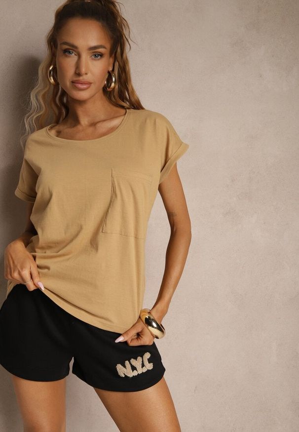 Renee - Beżowy Bawełniany T-shirt z Kieszonką Zireanda. Okazja: na co dzień. Kolor: beżowy. Materiał: bawełna. Styl: klasyczny, casual
