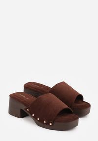 Renee - Brązowe Klapki w Stylu Drewniaków z Nitami na Klockowym Obcasie Junikofa. Okazja: na co dzień. Kolor: brązowy. Materiał: zamsz, koronka. Obcas: na obcasie. Styl: casual, rockowy. Wysokość obcasa: średni #2
