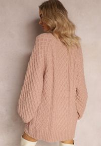 Renee - Różowy Długi Sweter Ozdobiony Drobnym Splotem Killoe. Kolor: różowy. Materiał: jeans. Długość: długie. Wzór: ze splotem, aplikacja