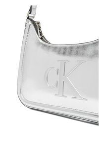 Calvin Klein Torebka Bold Ck Metallic Shoulder Bag LV04F3332G Srebrny. Kolor: srebrny. Materiał: skórzane #4