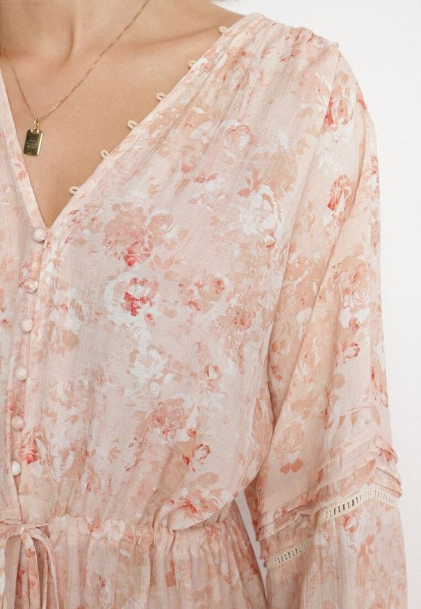 Born2be - Różowa Bawełniana Sukienka w Kwiaty z Dekoltem V i Bufiastymi Rękawami Efandria. Okazja: na co dzień. Typ kołnierza: dekolt w kształcie V. Kolor: różowy. Materiał: bawełna. Wzór: kwiaty. Sezon: wiosna, lato. Styl: casual, elegancki