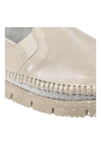 Półbuty damskie Maciejka, cholewka ze skóry naturalnej metalizowanej wsuwany fason elastyczne wstawki po bokach widoczne przeszycia wokół noska, złot. Okazja: na co dzień. Kolor: złoty. Materiał: skóra. Szerokość cholewki: normalna. Styl: casual #3